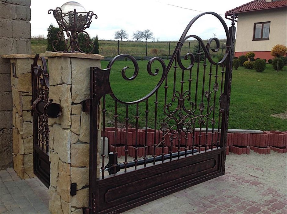 Кованая калитка со штакетником