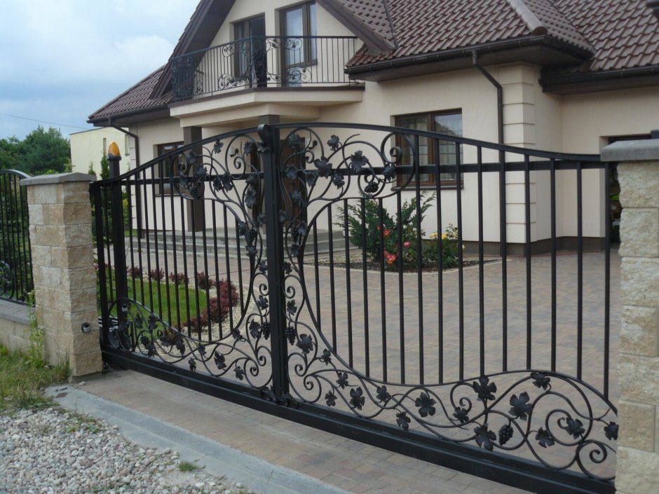 Кованый забор в современном стиле