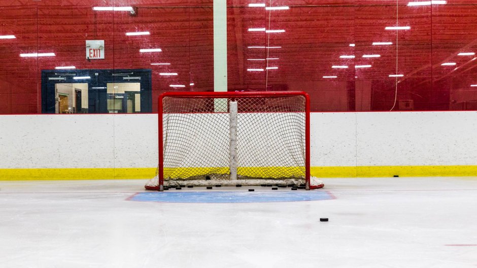 Хоккейные ворота на ледовой арене