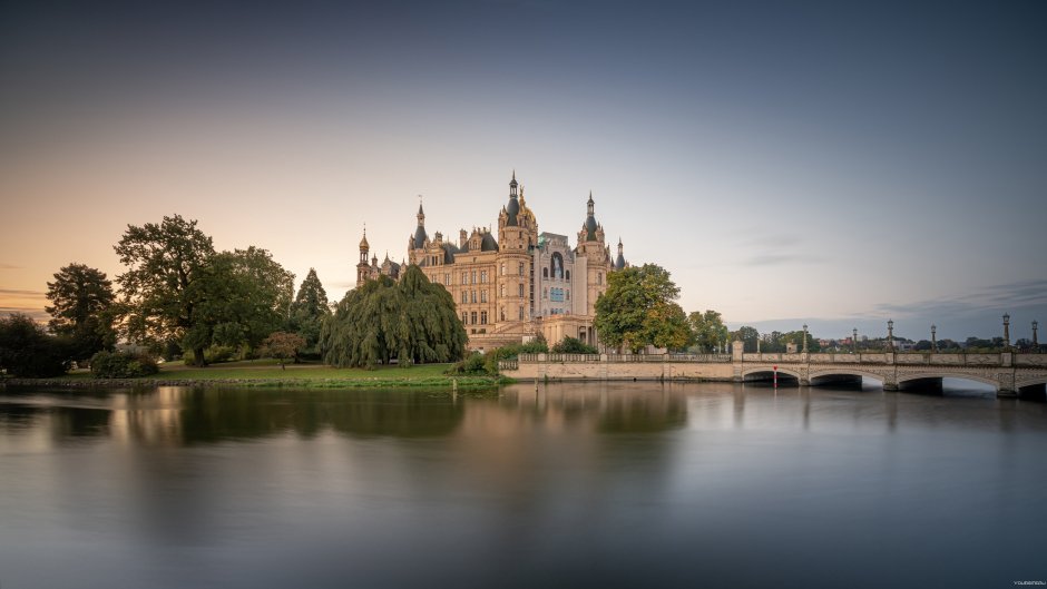 Шверинский замок в Германии силуэт