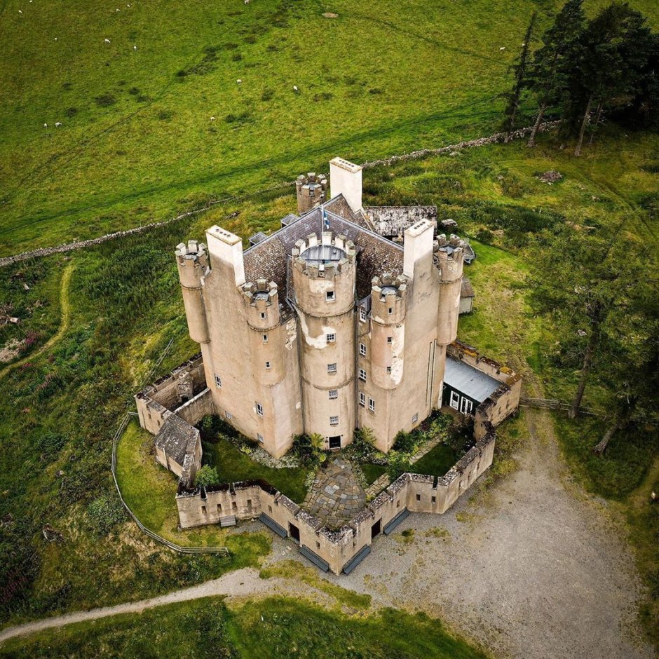 Замок Бремар, Шотландия