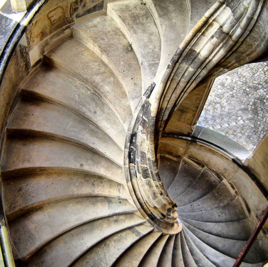 Винтовая лестница Лувр