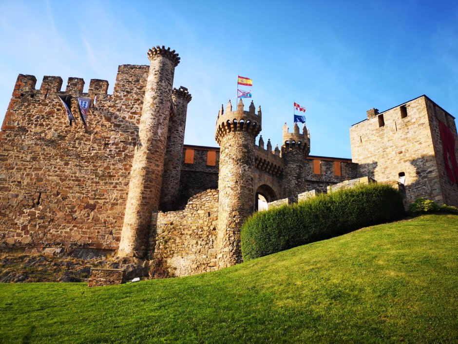 Средневековый замок Бельмонте в Испании