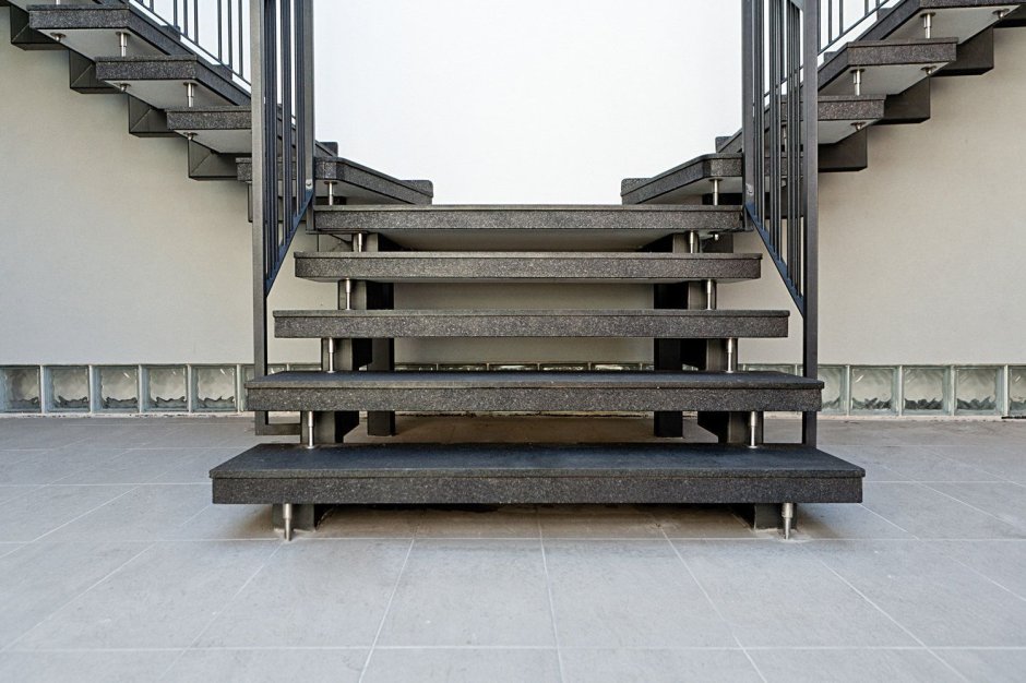 Лестница из металла и бетона