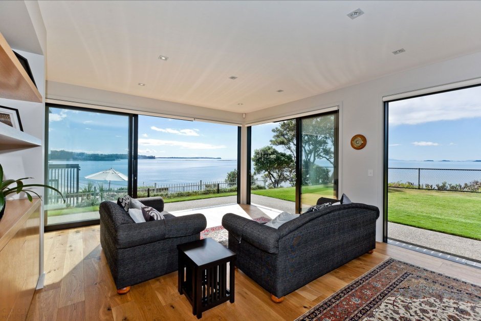 Дом с панорамными окнами двухэтажный с видом на море