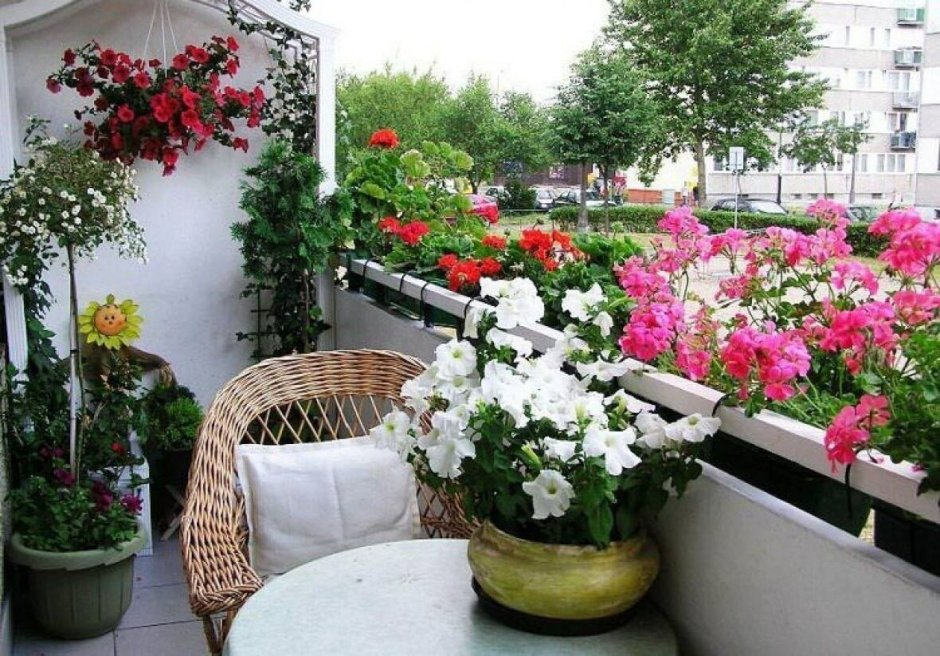 Искусственные цветы на балконе