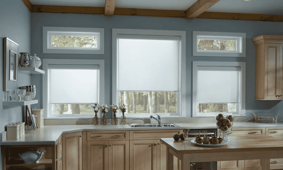 Интерьер кухни с окном