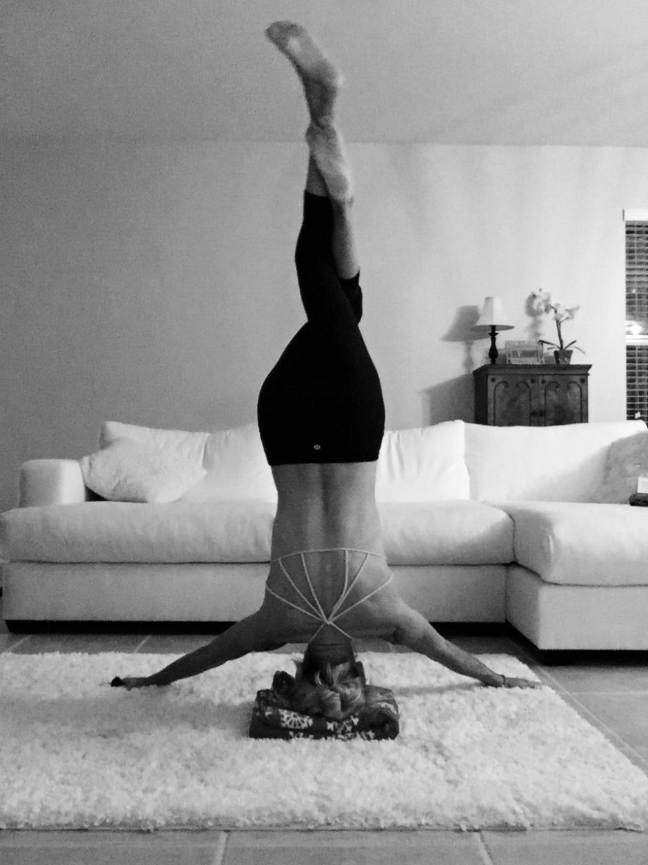 VANEYOGA Splits Tripod Headstand