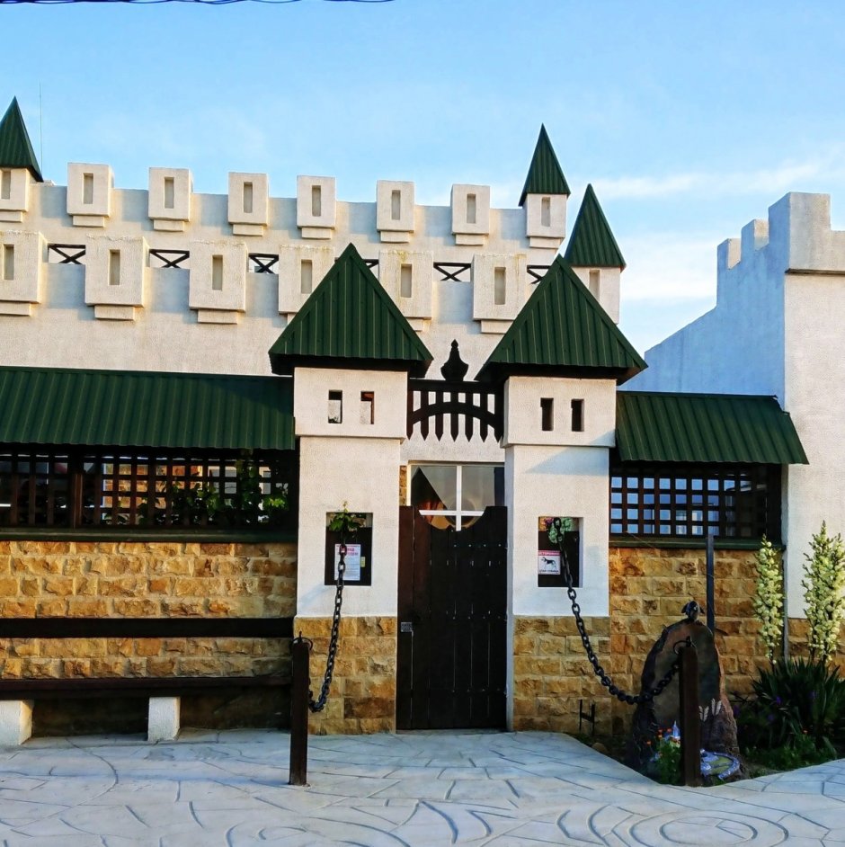 Клуб замок на улице Лесная
