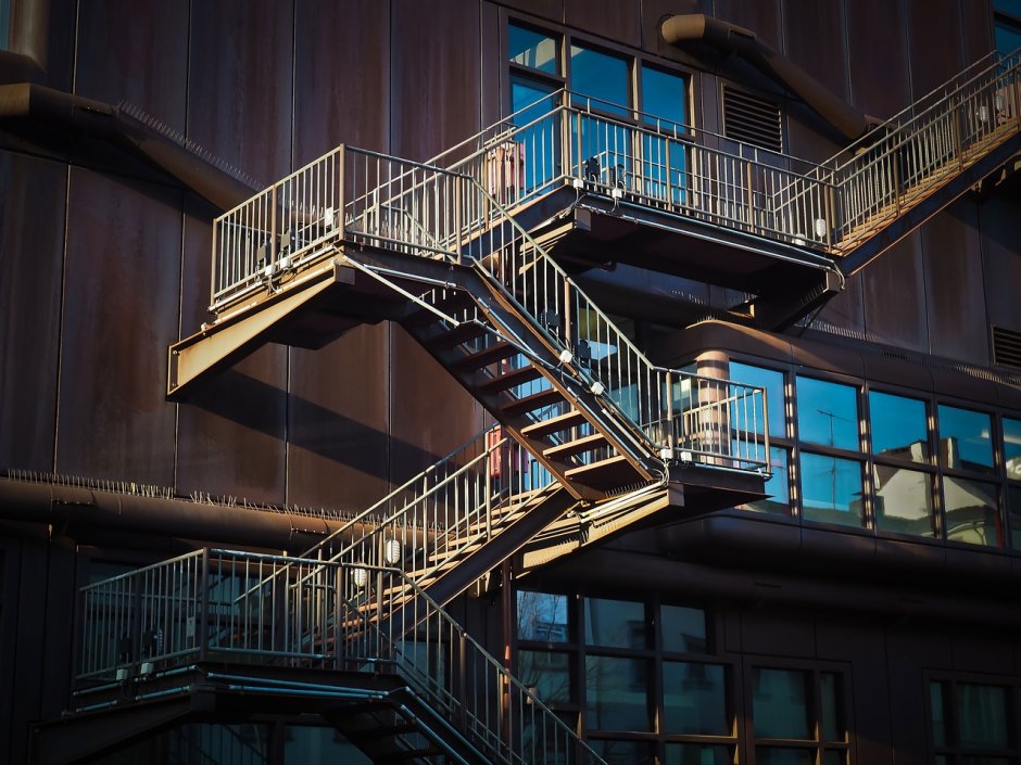 Многоэтажная металлическая лестница
