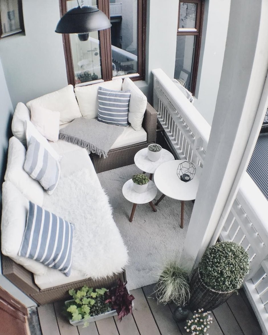 Полукруглый диван на балкон