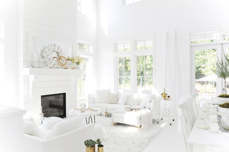Уютный белый интерьер в доме