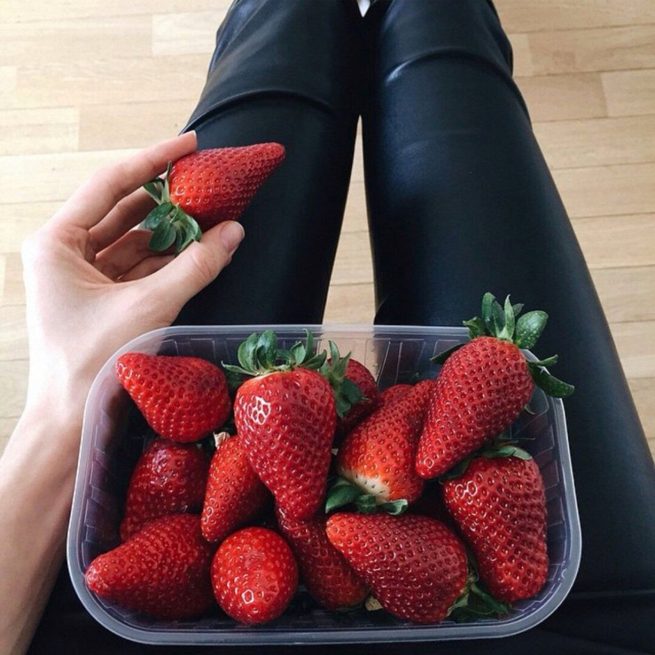 Клубника в руках девушки