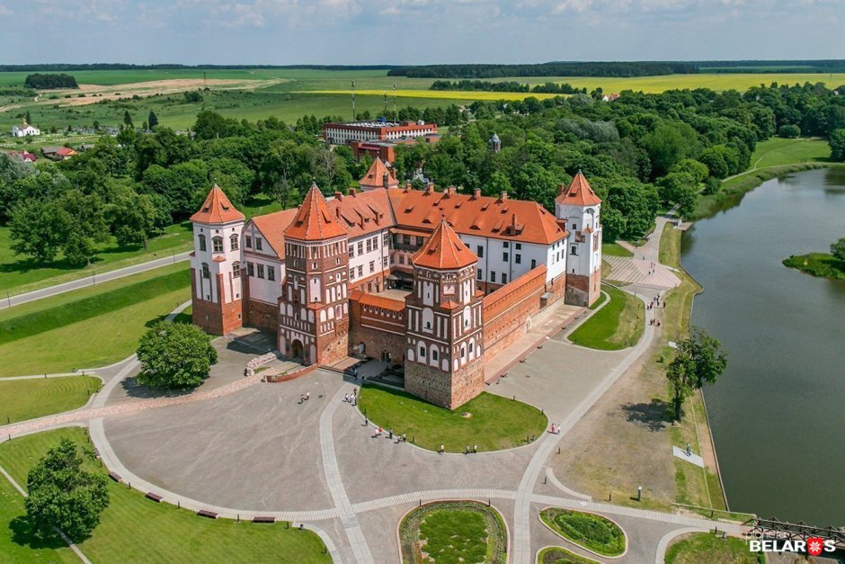 Величественный Мирский замок