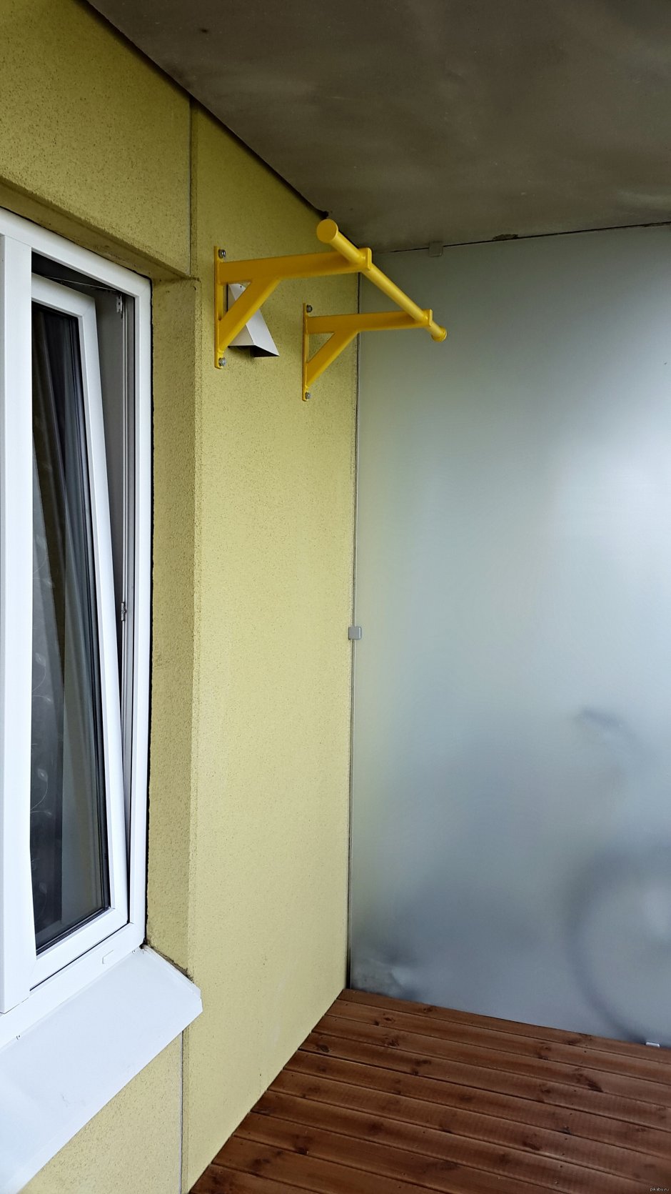 Перекладина на балконе