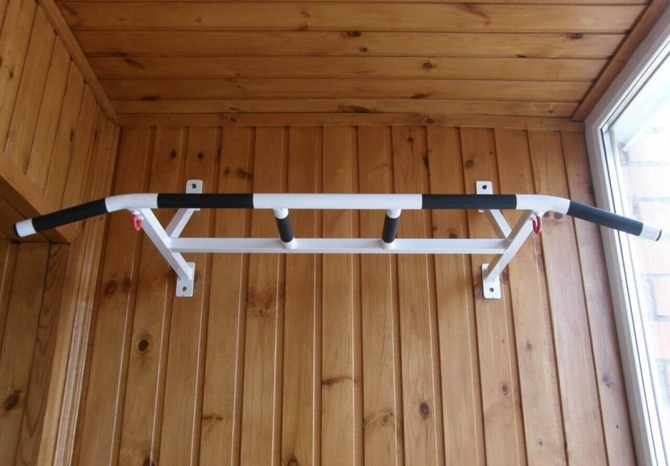 Турник настенный на балконе