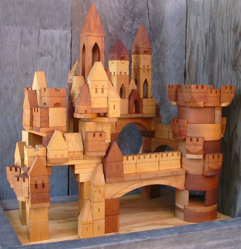 Замок из дерева