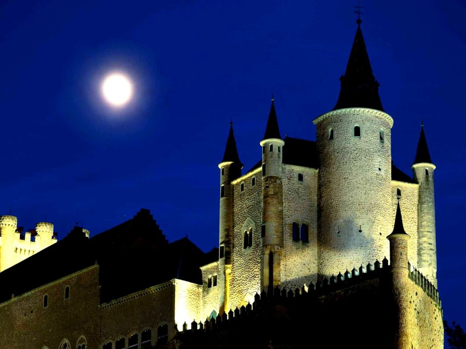 Замок Алькасар в Сеговии ночной