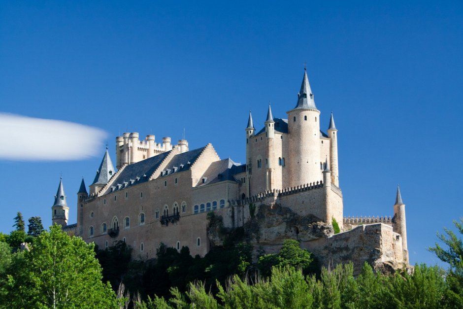 Замок Алькаса́р в Испании архитектура