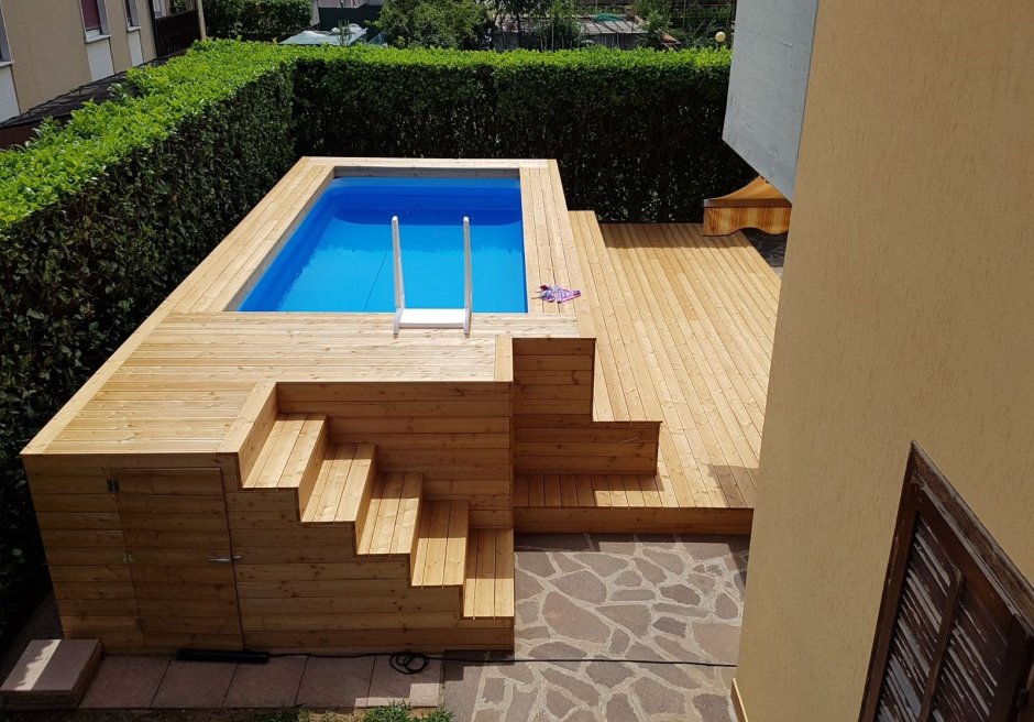 Небольшой бассейн со ступенями
