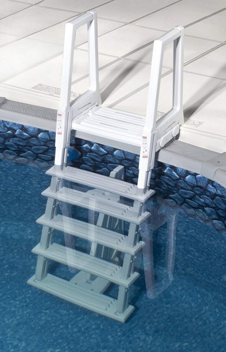 Пластиковая лестница для бассейна