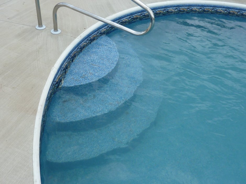 Полукруглая ступенька в бассейн