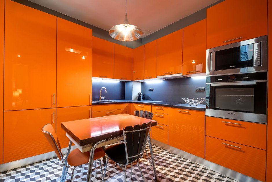 Кухня в серо-оранжевых тонах лофт