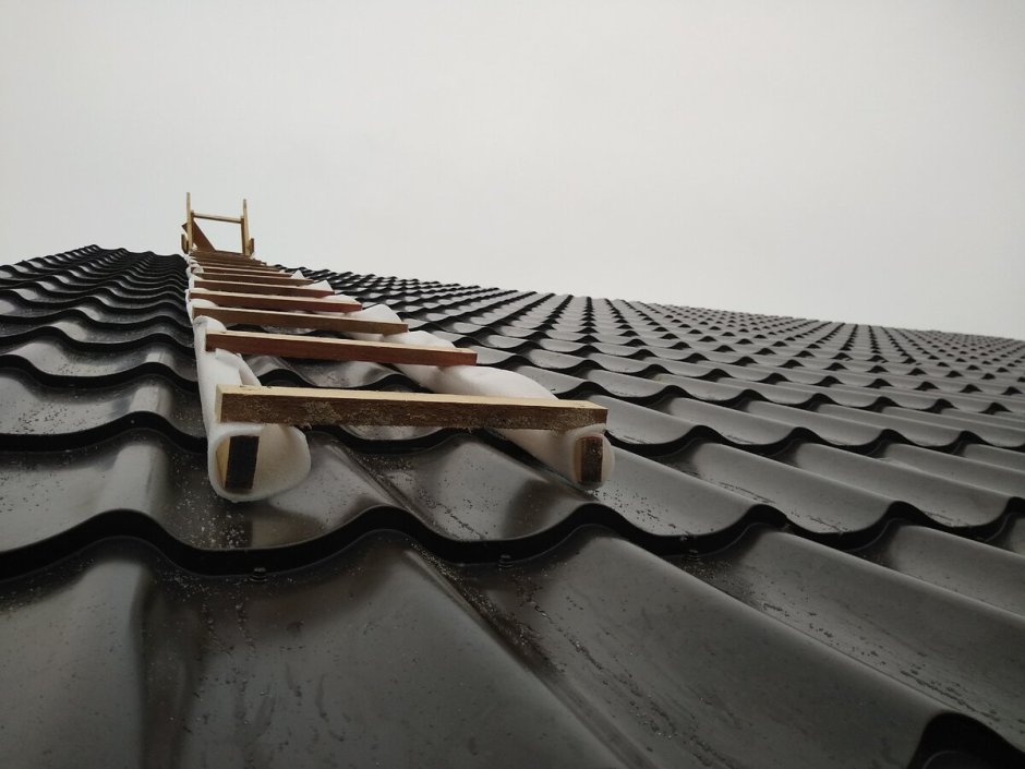 Лестница на крышу с металлочерепицей