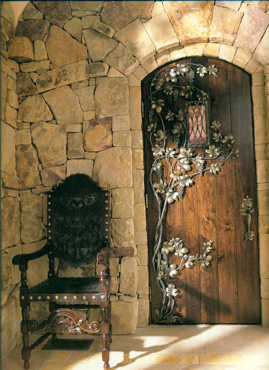 Двери замка средневековья