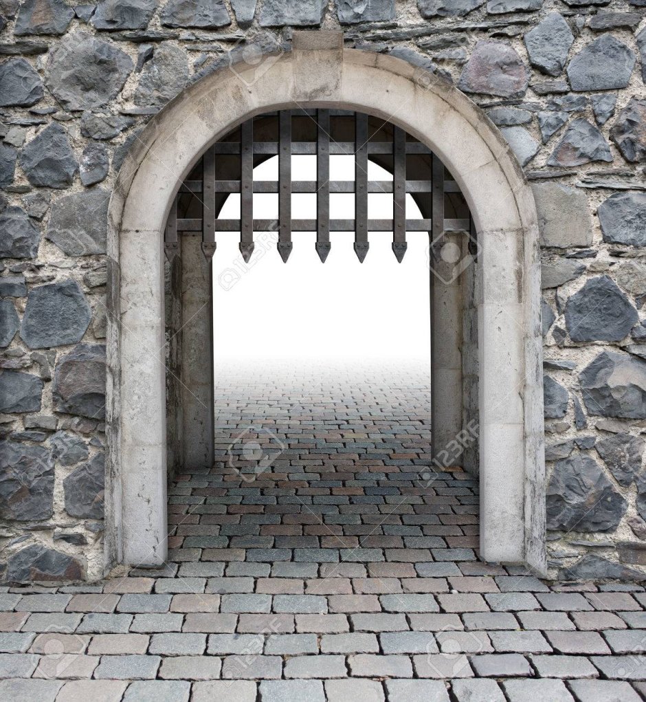 Средневековые ворота с решеткой