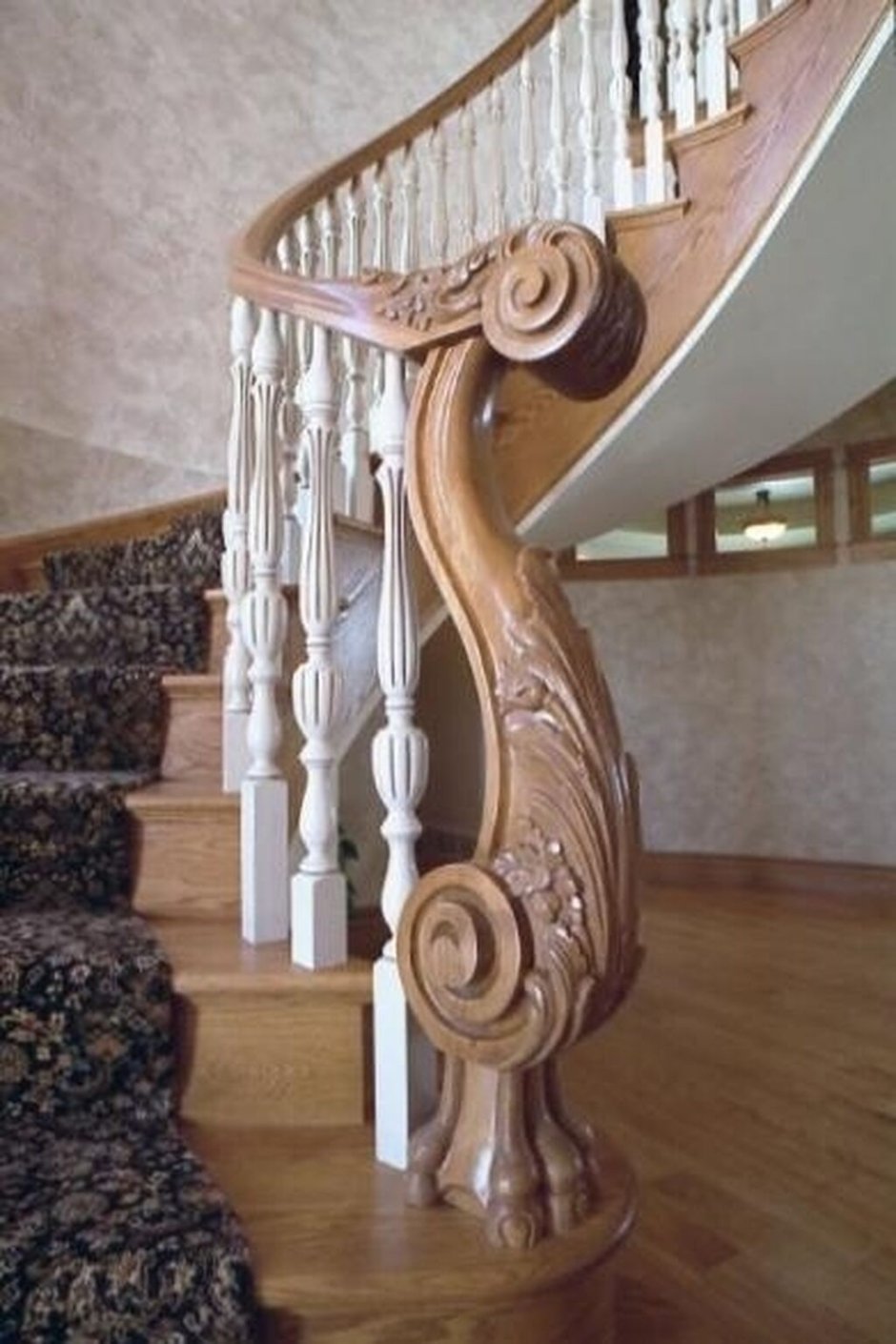 Резной декор деревянных лестниц