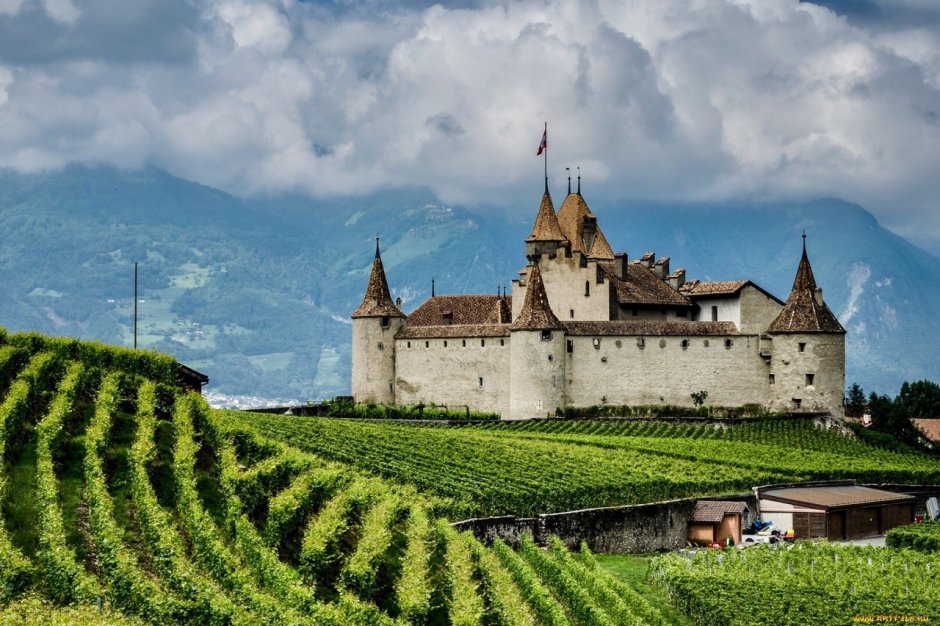 Замок Эгль в Швейцарии в кантоне во