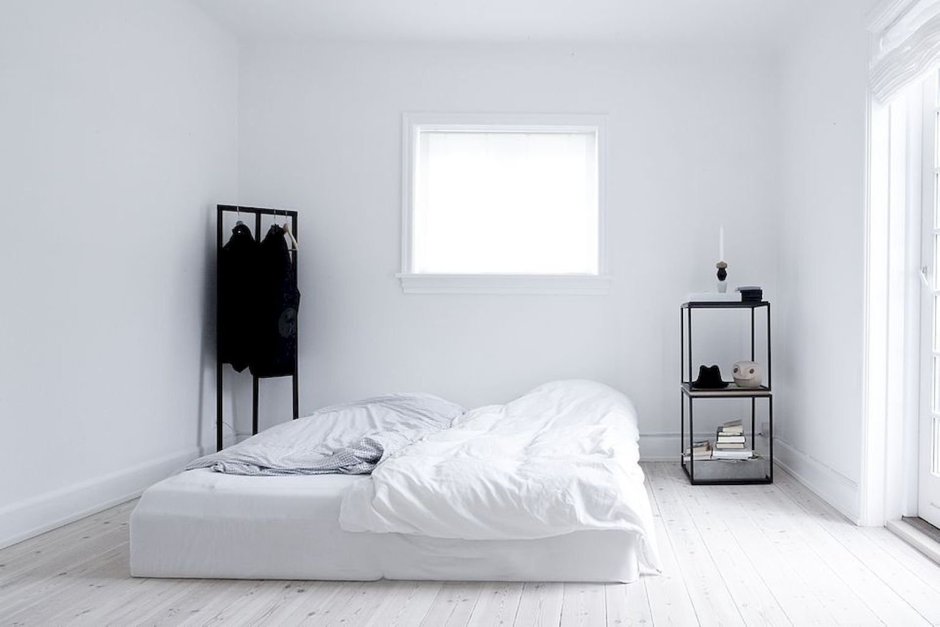 Интерьер спальной с кованной кроватью в скандинавском
