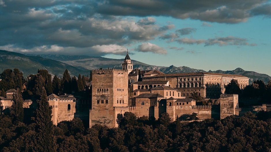 Дворец Альгамбра в Гранаде интерьер