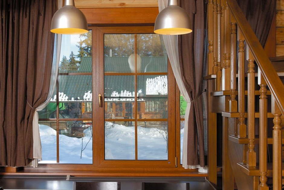 Коричневые пластиковые окна в интерьере