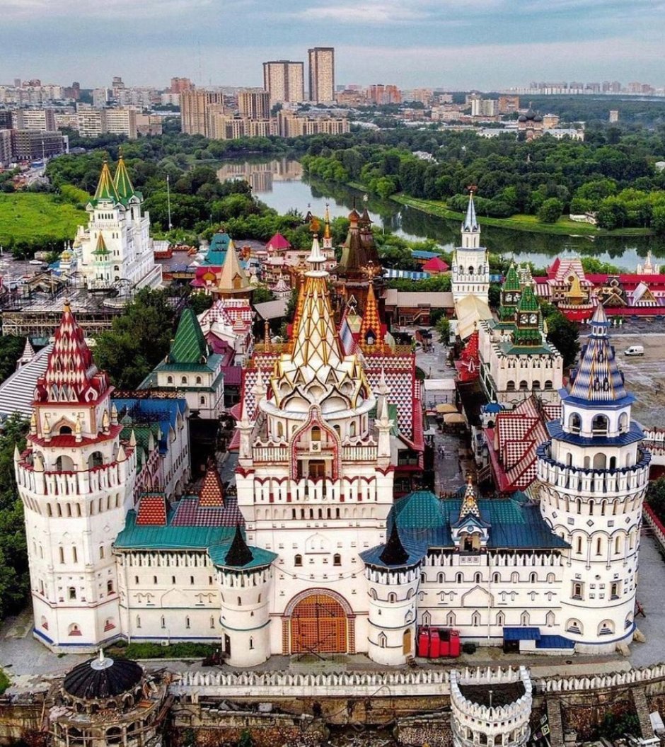Izmailovsky Park is in the West of Moscow найти ошибки