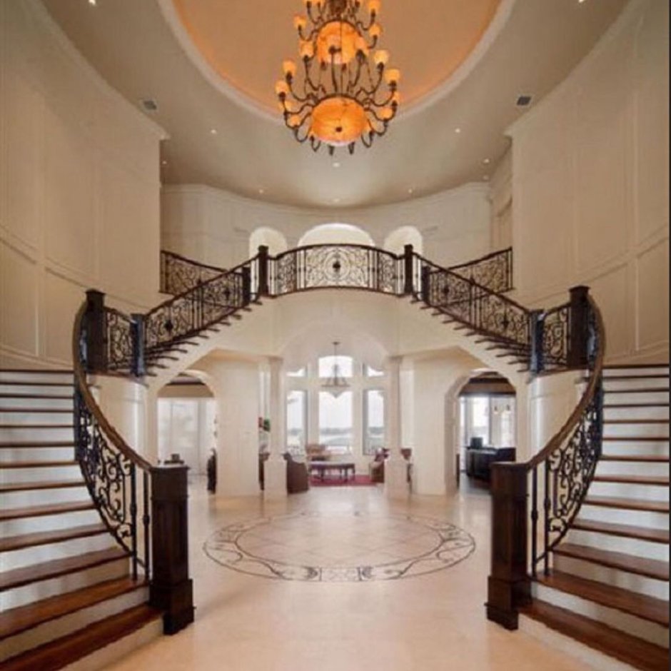 Холл с двумя лестницами