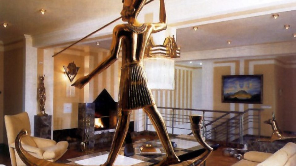 Скульптуры в египетском интерьере