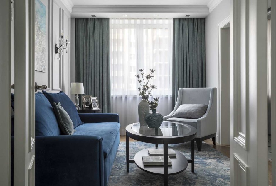 Серо-синие шторы в интерьере гостиной