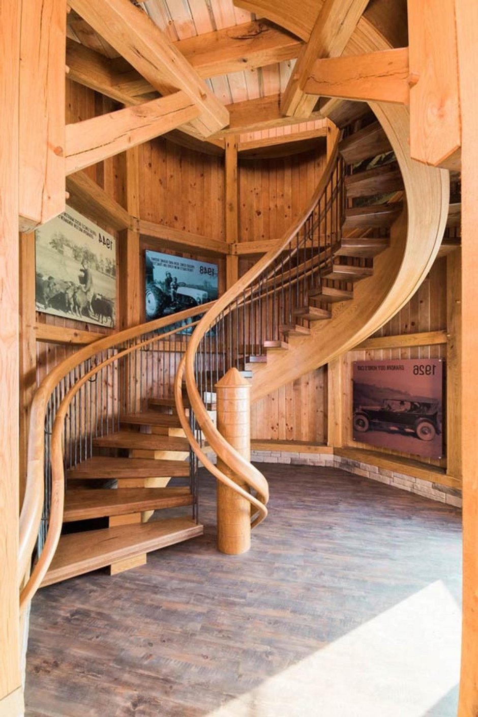 Лестница винтовая деревянная