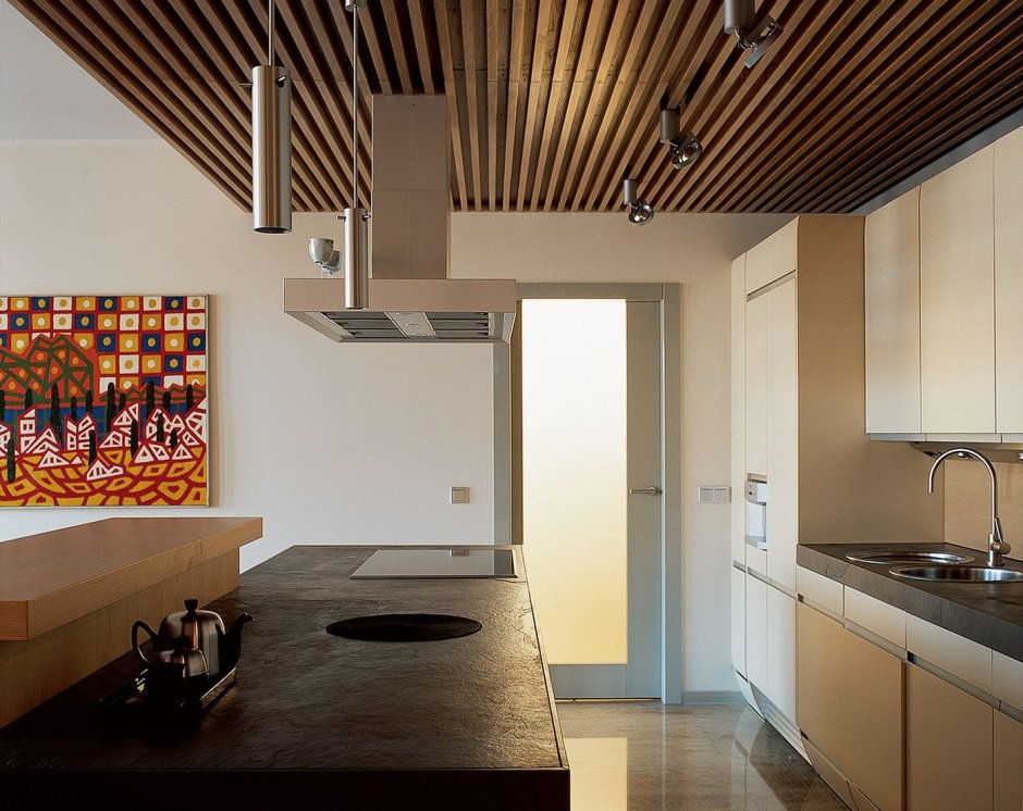 Деревянный реечный потолок на кухне