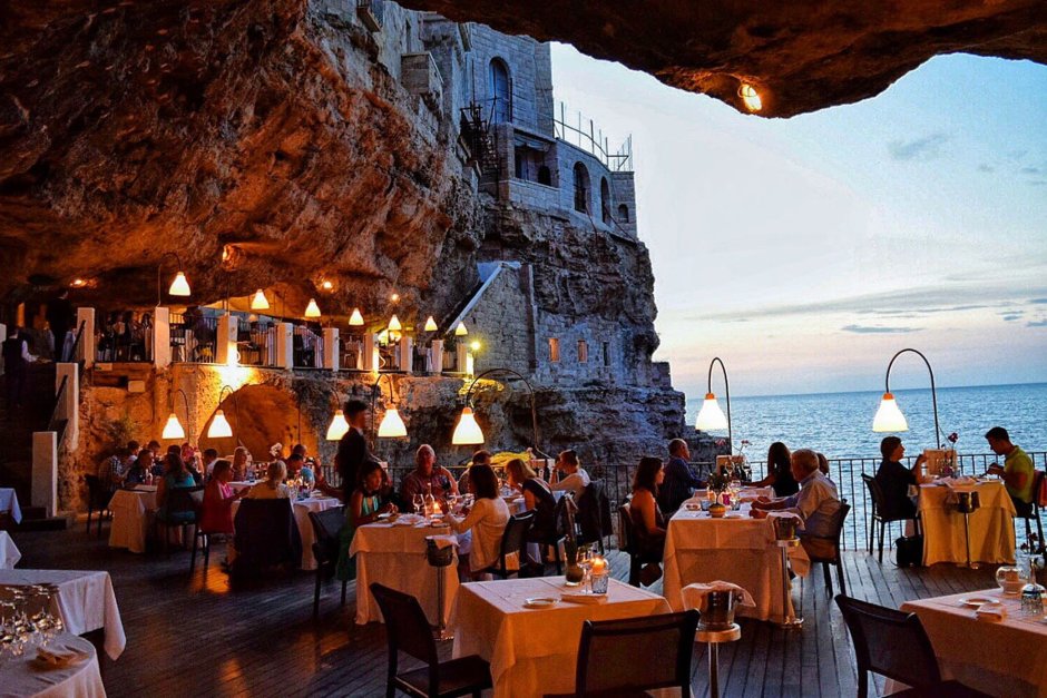 Ресторан Grotta Palazzese, Бари, Италия