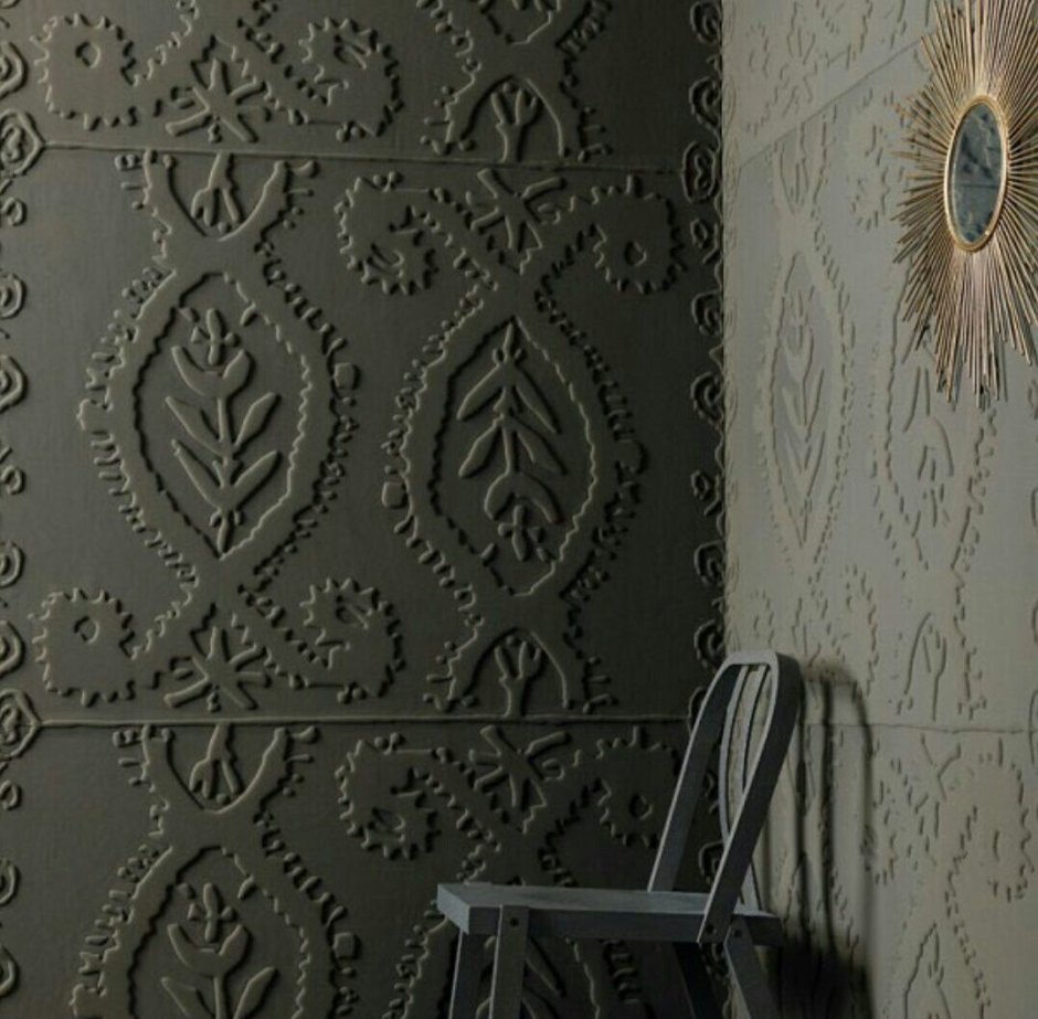 Декоративная штукатурка с трафаретом на стенах