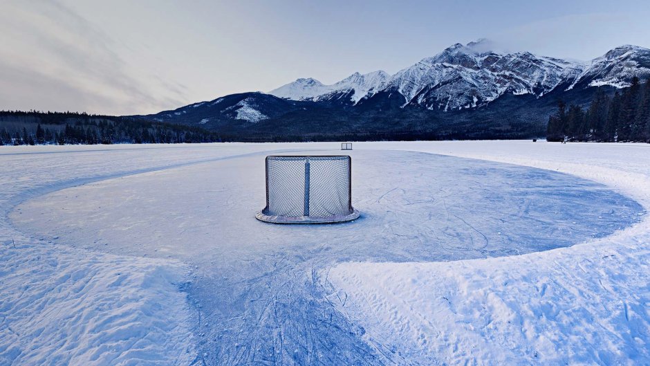 Каток на озере в Канаде
