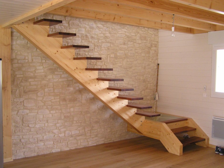 Лестница на деревянном монокосоуре