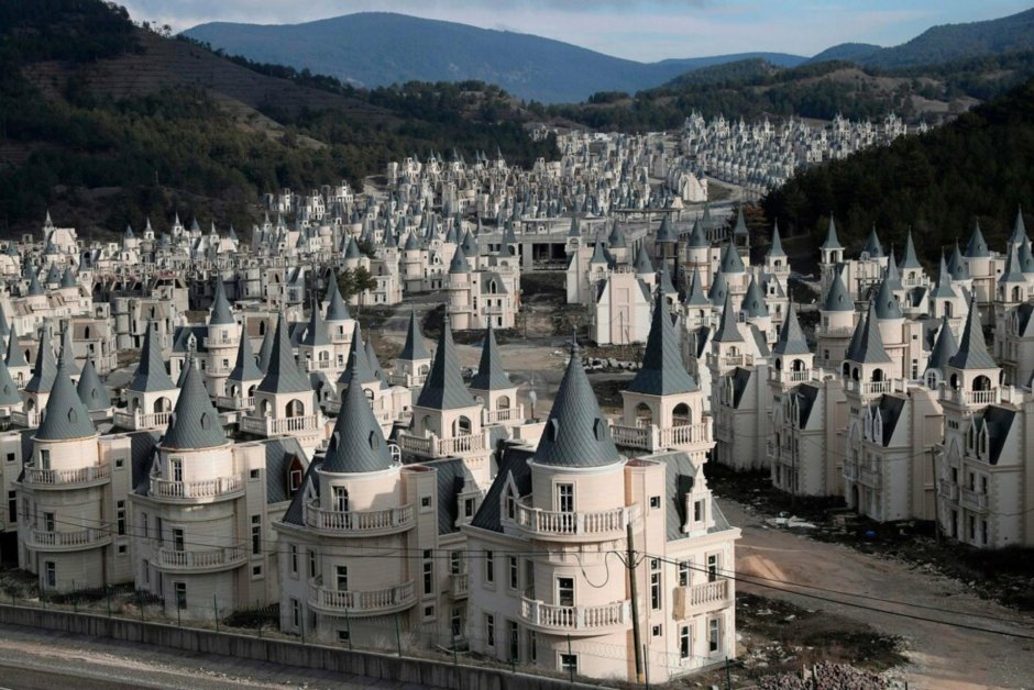 Город-призрак из сотен заброшенных «Диснеевских замков» в Турции