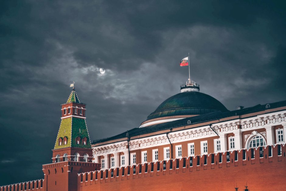 Сенатский дворец Московского Кремля флаг