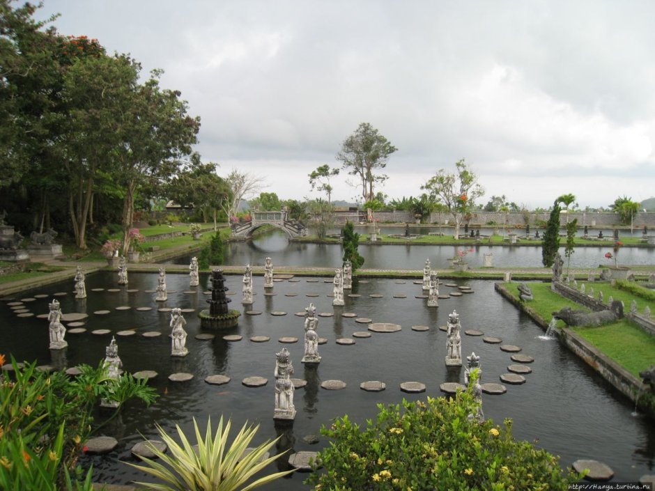 Водный дворец Тирта Гангга источник: https://top10.Travel/dostoprimechatelnosti-Bali/
