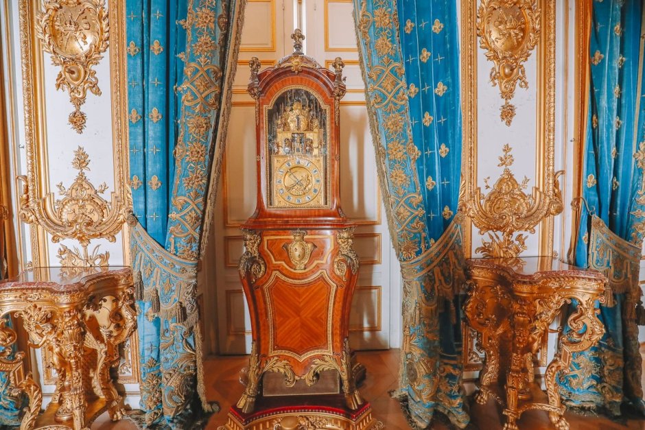 Скульптуры во Дворце короля сказочные