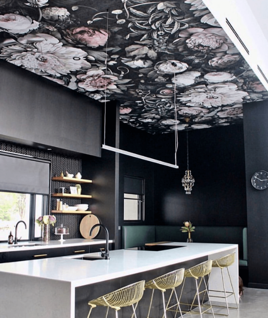 Черный потолок на кухне